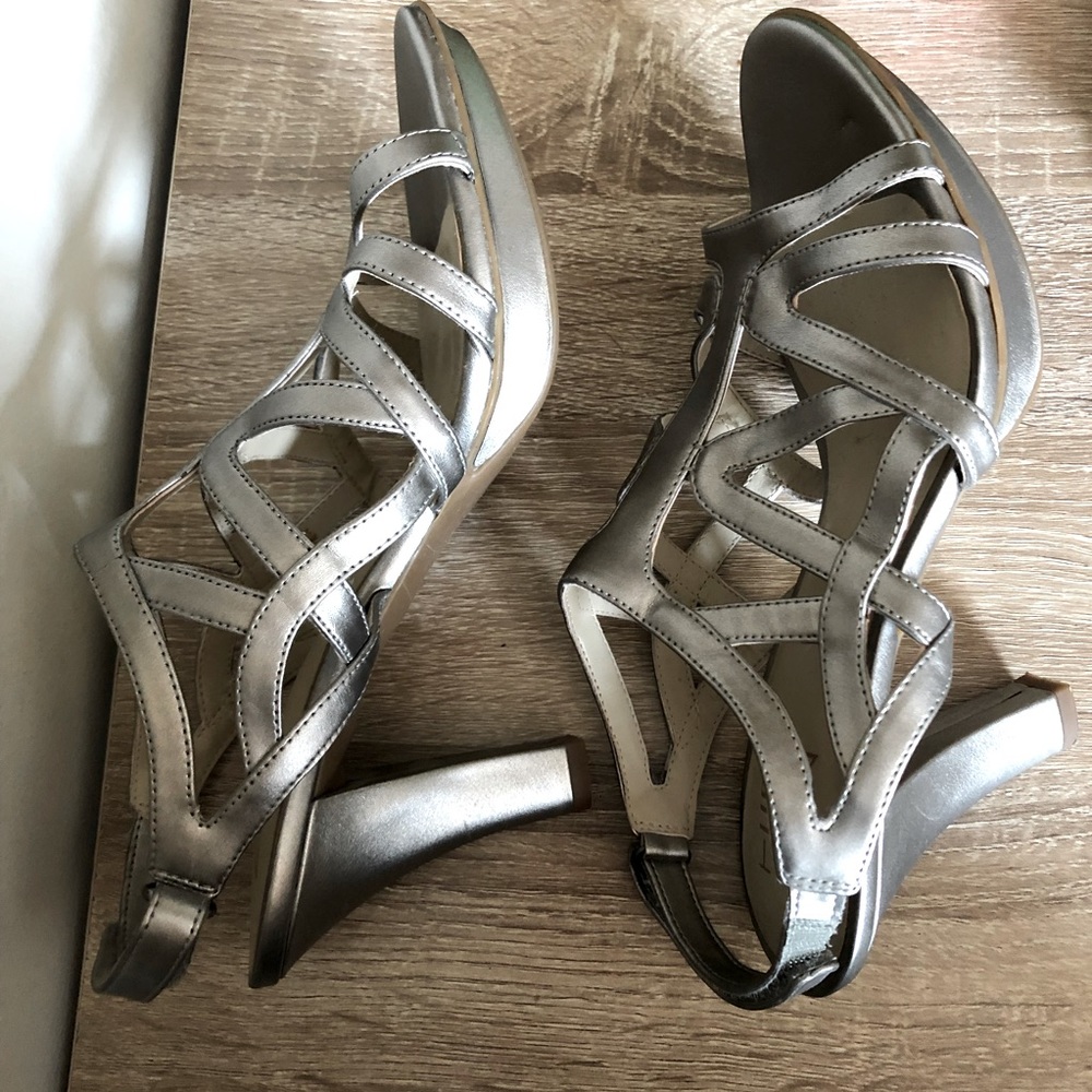 Naturalizers size 8 beautiful shiny silver heels